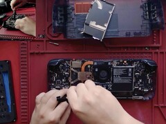 Desmontaje medio del OLED de la Steam Deck. (Fuente de la imagen: SlickBuys Mods and Repairs)