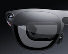 Primer plano de las gafas Xreal Aura, en el que se aprecian la cámara y la pantalla micro-OLED.