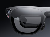 Primer plano de las gafas Xreal Aura, en el que se aprecian la cámara y la pantalla micro-OLED.