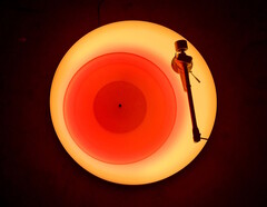 Brian Eno ha puesto a la venta en la galería Paul Stolper su 2024 Turntable II, una edición limitada de 20.000 libras, continuación de su icónico 2021 Turntable I. (Fuente: Paul Stolper Gallery)