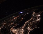 Una imagen de la Tierra tomada desde la ISS, mostrando una tormenta eléctrica en la distancia. (Fuente de la imagen: Flickr/CC/ESA/NASA-T. Pesquet)