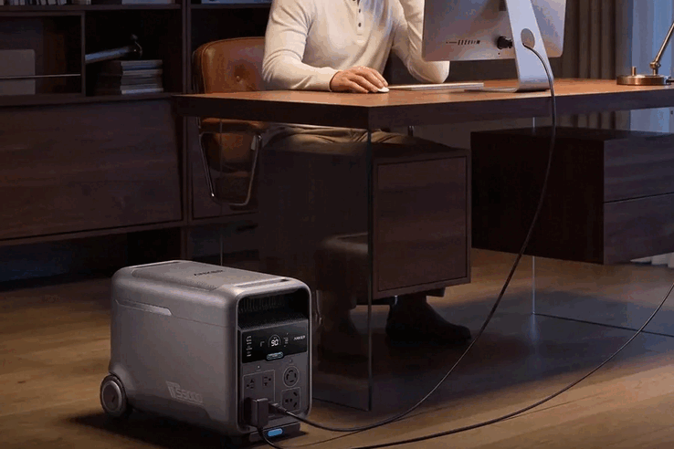 Las tomas incluyen conexiones de 240V y para autocaravanas, además de enchufes estándar, USB-A y un puerto USB-C de 100W.