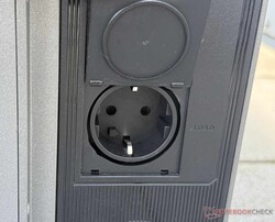 La toma de corriente de emergencia permite alimentar dispositivos individuales incluso durante un corte de suministro eléctrico.