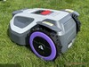 Parte trasera del robot cortacésped, asa en la parte inferior