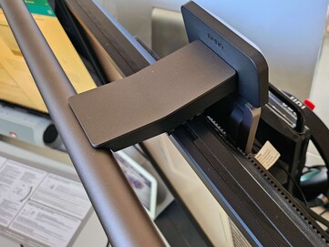 El Screenbar se fija de forma segura al monitor BenQ.