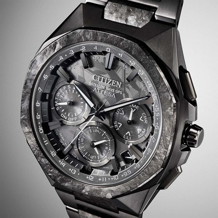El reloj Attesa Satellite Wave GPS de Citizen, totalmente en negro, presenta un bisel octogonal con un característico acabado de titanio con diseño de cristales.