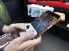 El nuevo mando se sujeta a la parte inferior del teléfono, convirtiéndolo en un dispositivo portátil al estilo de la Game Boy. (Fuente de la imagen: @yoshivesmovie en X)