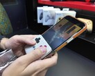 El nuevo mando se sujeta a la parte inferior del teléfono, convirtiéndolo en un dispositivo portátil al estilo de la Game Boy. (Fuente de la imagen: @yoshivesmovie en X)