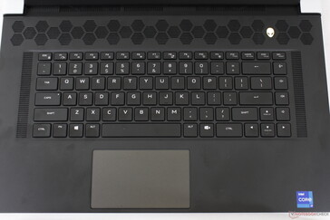 Dell ha renovado la distribución del teclado para omitir el NumPad y las teclas de macro dedicadas en favor de teclas de flecha más grandes y más rejillas de ventilación