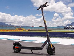 El e-scooter Shell RIDE SR-5S tiene una velocidad máxima de 32 km/h. (Fuente de la imagen: Shell RIDE)