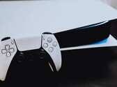 Según el principal competidor de Sony en el mercado de las videoconsolas, la PS5 Slim saldrá a la venta a finales de este año por 399 dólares (Imagen: Triyansh Gill)