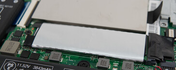 Un vistazo al Samsung PM981, cubierto por una película protectora, en nuestra unidad de revisión.