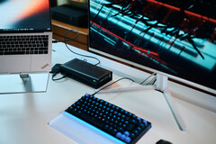 Una eGPU Aorus RTX 5060 Ti AI Box conectada a un portátil Lenovo ThinkPad X9 en el que se ejecuta Cyberpunk 2077 en un monitor externo.