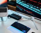 Una eGPU Aorus RTX 5060 Ti AI Box conectada a un portátil Lenovo ThinkPad X9 en el que se ejecuta Cyberpunk 2077 en un monitor externo.