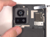 Desmontaje de una Edge 30 Ultra. (Fuente: PBKReviews)