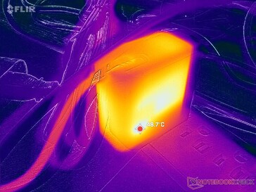 El adaptador de CA alcanza más de 49 C cuando funciona con cargas exigentes