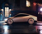 Cabina Tesla aparcada de noche en una calle mojada de la ciudad, con un diseño elegante y futurista y ruedas cubiertas. (Fuente de la imagen: Tesla)