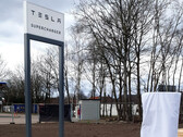 Los nuevos cargadores vienen con nueva señalización de Tesla (imagen: @fritsvanens)