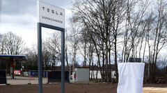 Los nuevos cargadores vienen con nueva señalización de Tesla (imagen: @fritsvanens)