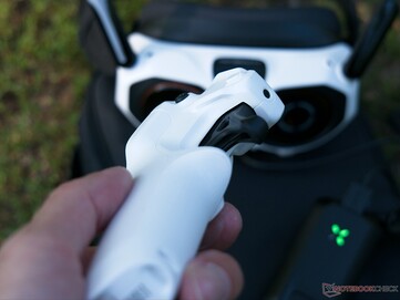 El sistema está compuesto por el dron, las gafas y el mando a distancia.