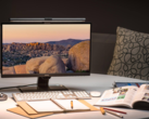 La BenQ ScreenBar Plus se adapta perfectamente a los monitores externos. (Fuente de la imagen: BenQ)