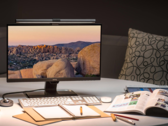 La BenQ ScreenBar Plus se adapta perfectamente a los monitores externos. (Fuente de la imagen: BenQ)