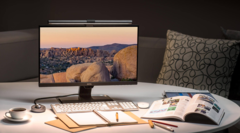 La BenQ ScreenBar Plus se adapta perfectamente a los monitores externos. (Fuente de la imagen: BenQ)