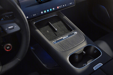 Xiaomi SU7 (2026) en el nuevo color Capri Blue: La berlina deportiva eléctrica recibe algo más que un pequeño lavado de cara. (Fuente de la imagen: Xiaomi)