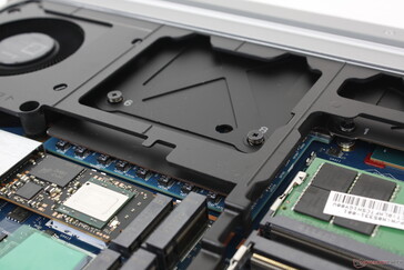 El módulo de la GPU puede verse debajo de la solución de refrigeración. Aunque no se recomienda, la GPU es técnicamente extraíble