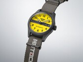 Primer plano del Seiko 5 Sports Field x Honda Motocompo Edición Limitada, en el que destacan la esfera amarilla, el logotipo de Honda y la corona grabada.