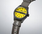 Primer plano del Seiko 5 Sports Field x Honda Motocompo Edición Limitada, en el que destacan la esfera amarilla, el logotipo de Honda y la corona grabada.