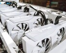 Las tarjetas ZOTAC Gaming GeForce RTX 30 Series White Edition se conectan aparentemente listas para la minería de criptomonedas. (Fuente de la imagen:@ZOTAC_USA)