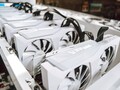 Las tarjetas ZOTAC Gaming GeForce RTX 30 Series White Edition se conectan aparentemente listas para la minería de criptomonedas. (Fuente de la imagen:@ZOTAC_USA)