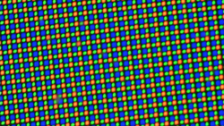La pantalla OLED utiliza una matriz de subpíxeles RGGB formada por un diodo de luz roja, uno de luz azul y dos de luz verde.