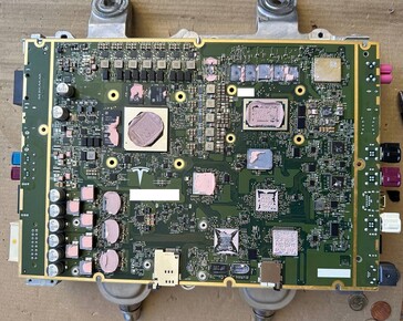 Nueva placa de infoentretenimiento con CPU y GPU AMD, 16 GB de RAM y SSD NVMe de 256 GB. (Fuente de la imagen: @greentheonly en Twitter)