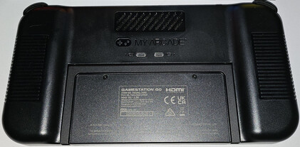 Dos puertos USB-C para mandos están integrados en la parte trasera de la Gamestation Go (Fuente de la imagen: Marc Zander, Notebookcheck)