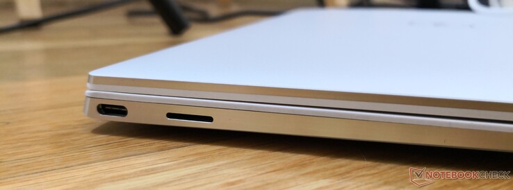 Izquierda: USB Tipo C con DisplayPort + Thunderbolt 3, lector MicroSD