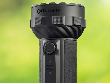 La Olight Marauder 3 se controla mediante un dial giratorio y un selector de modos de iluminación.