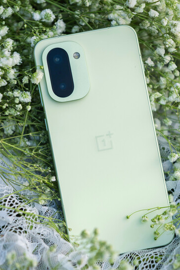 Colorway verde sombra del teléfono (Fuente de la imagen: OnePlus)