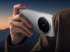 El X500 Pro Max cuenta con un sensor teleobjetivo de 200 MP. En la imagen: una fotografía promocional en la que se muestra la parte trasera del teléfono.
