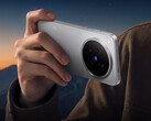 El X500 Pro Max cuenta con un sensor teleobjetivo de 200 MP. En la imagen: una fotografía promocional en la que se muestra la parte trasera del teléfono.
