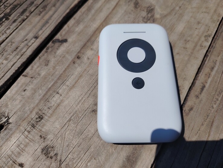 El haz actúa como un concentrador externo, permitiendo el casting inalámbrico, la entrada HDMI y funciones de estabilización de pantalla para dispositivos compatibles. (Fuente de la imagen: Darryl Linington - Notebookcheck)