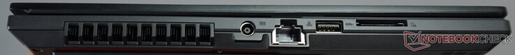 Puertos a la izquierda: conexión de alimentación, puerto LAN (1 Gbit/s), USB-A (5 Gbit/s), lector de tarjetas SD