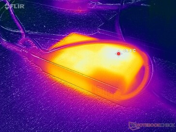 El adaptador de CA alcanza los 50 °C cuando soporta cargas exigentes