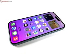Es probable que la parte frontal del próximo iPhone 17 de Apple siga siendo la misma que la del iPhone 16 fotografiado anteriormente. (Fuente de la imagen: Propio)