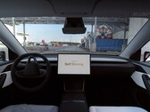 Un Tesla conduciendo de forma autónoma hasta el aparcamiento de Giga Berlín (Fuente de la imagen: Tesla on X)