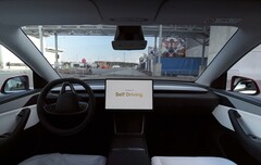 Un Tesla conduciendo de forma autónoma hasta el aparcamiento de Giga Berlín (Fuente de la imagen: Tesla on X)