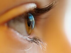 Las lentes de contacto blandas desbloquean la visión directa en el infrarrojo cercano. En la imagen: Un ojo humano - imagen de archivo. (Fuente de la imagen: Adrian Gordon, Unsplash)