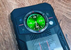 Los LED infrarrojos, que proporcionan la iluminación necesaria para las tomas nocturnas, están ocultos dentro del módulo de flash LED de la derecha.