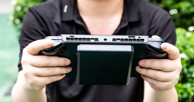 El GPD Win 5 con su batería externa conectada. (Fuente de la imagen: GPD)